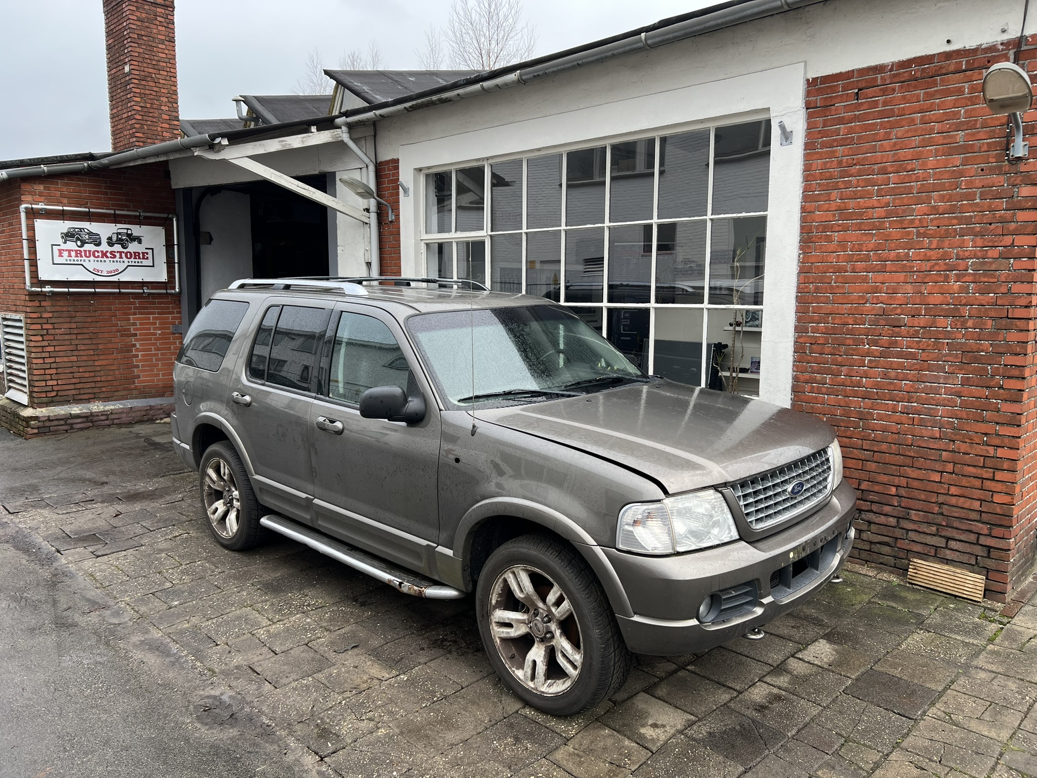 Ford Explorer 4.6 triton V8 Automatic 4X4 2004 FOR PARTS